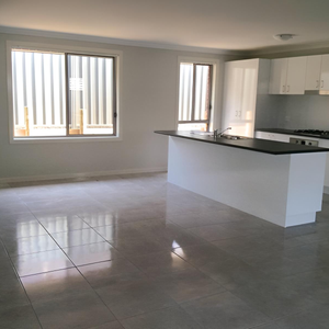 SPACIOUS FAMILY HOME WITH MODERN COMFORTS - Photo 2