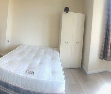 3 bedroom flat to rent - Photo 6