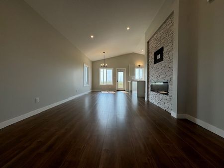 Brand New 3 Bedroom Upper Unit in Rosewood - Photo 4