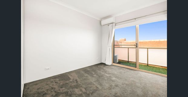 FOOTSTEPS TO CROYDON VILLAGE - Photo 1