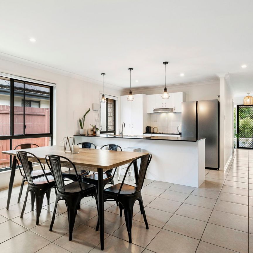 Modern family living, walk to school & shops - Photo 1