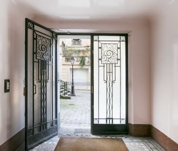 Appartement à louer rue du Mont Cenis, Paris 18ème - Photo 1