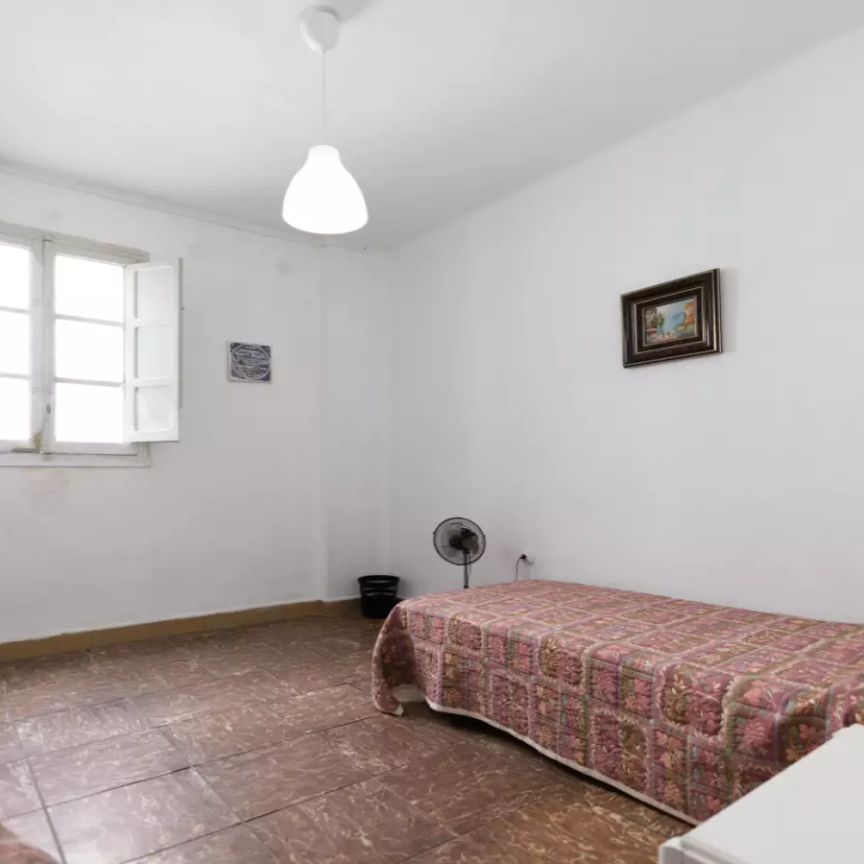 Room in a shared 3-bedroom apartment for rent in Torrent - Photo 1