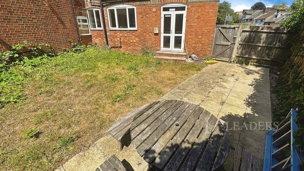 1 bedroom in a house share to rent - Photo 1