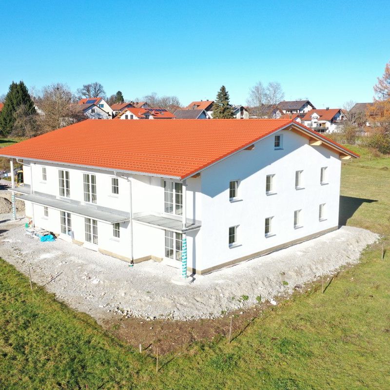 Schicke, barrierefreie 4-ZKB-Neubauwohnung in ruhiger Ortsrandlage mit Aufzug und Südbalkon - Photo 1