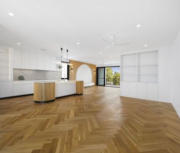 Brand New Luxury Waterfront Villa with Private Lift, City & Water V... - Photo 2