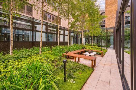 A stunning modern apartment in newly built development featuring concierge, gym, cinema, residents gardens & roof terrace. - Photo 5