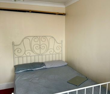 Room in a Shared House, Heathhurst Road, CR2 - Photo 1