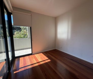 MODERN TWO BEDROOM, TWO BATHROOM APARTMENT - Photo 3