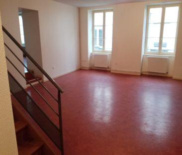 Location Appartement 4 pièces 116m² CHARLIEU 42190 - Photo 2