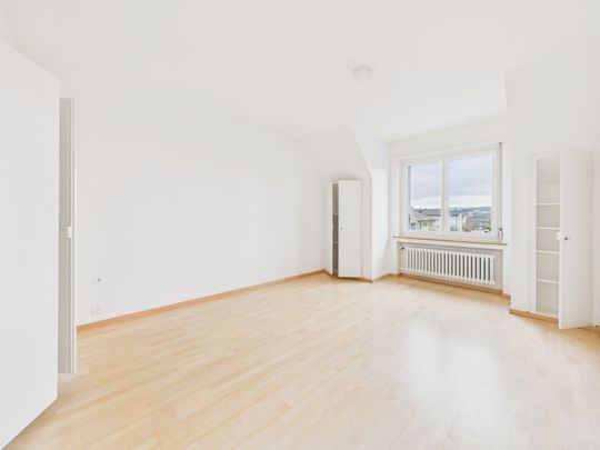 Exclusive 3.5-room apartment with balcony in the sought-after region of Zurich, Canton ZH - Photo 1