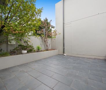 Beautifully presented Modern 3 bedroom Townhouse - Photo 2