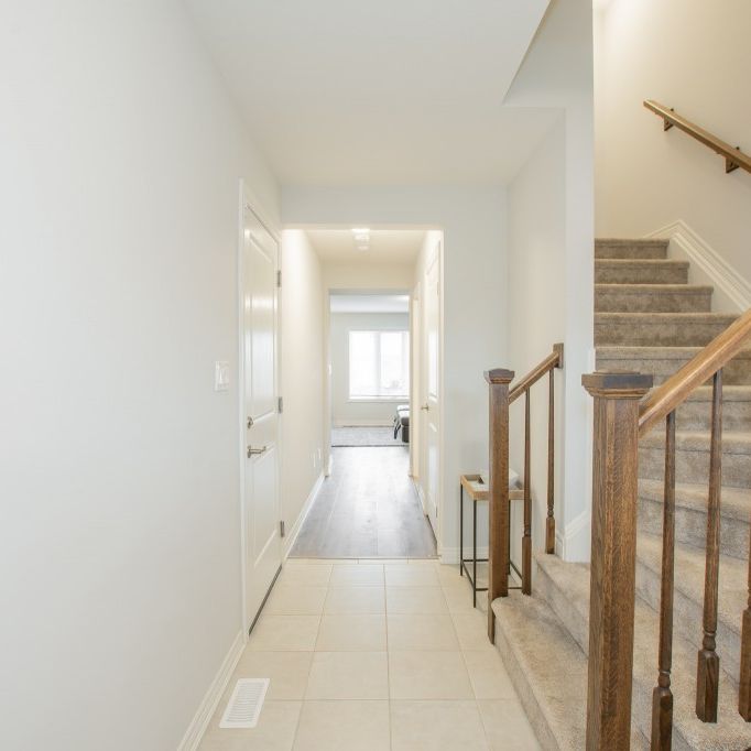 Bright & Spacious 3 Bedroom Townhouse in Welland!! - Photo 1