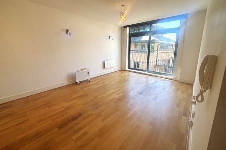 Fox Lane North, Chertsey, Surrey, KT16 - Photo 2