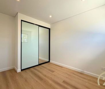 Brand New 5 Bedroom Duplex! - Photo 4