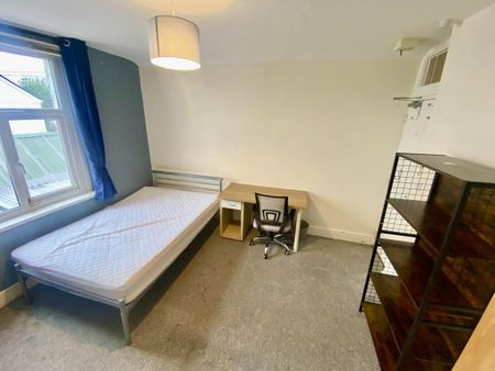3 bedroom flat to rent - Photo 5