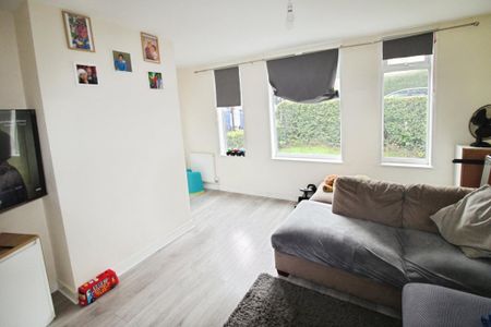 3 bedroom end of terrace house to rent - Photo 3