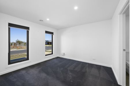Modern 3-Bedroom Home - Photo 2