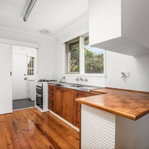 NEAT AS A PIN | HEATING AND COOLING | EASY ACCESS TO TRANSPORT - Photo 2