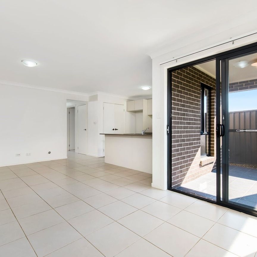 SPACIOUS FAMILY HOME IN QUIET STREET - Photo 1