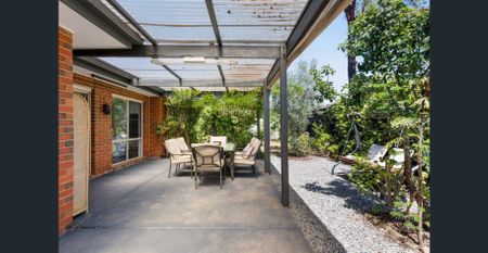 Stylish & Spacious Home in a Family-Friendly Neighbourhood - Photo 5