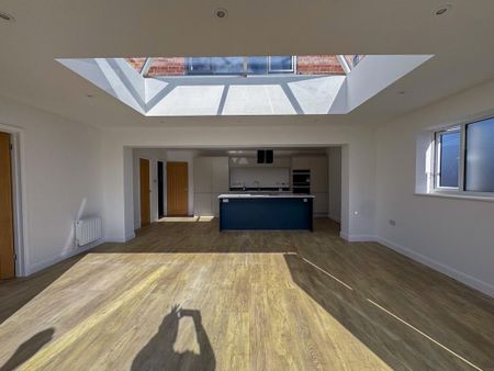 4 bedroom detached house to rent - Photo 3