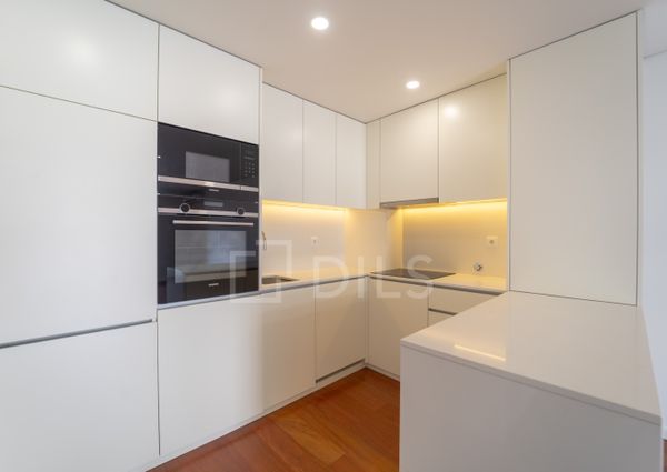 Apartamento T1 com varanda - Novo - Casa da Musica - Rotunda Boavista