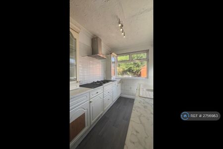 3 bedroom semi-detached house to rent - Photo 5