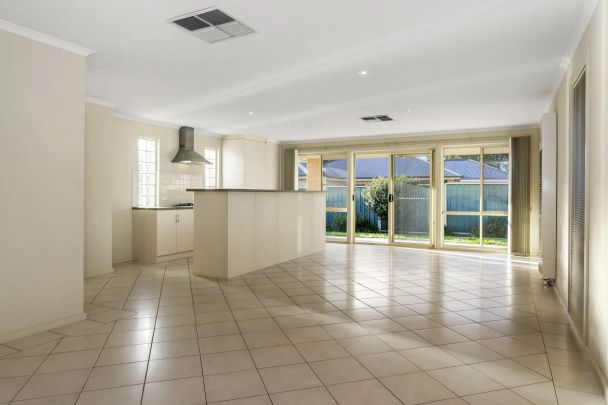 Light Filled Two Bedroom Homette in Popular Morphett Vale - Photo 1