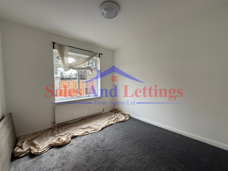 4 bedroom semi-detached house to rent - Photo 2