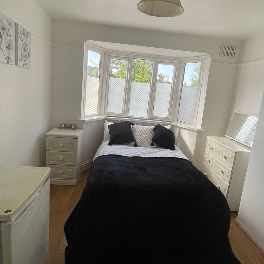 Newly Refurbished Double Room **Great Local Amenities** - Photo 2