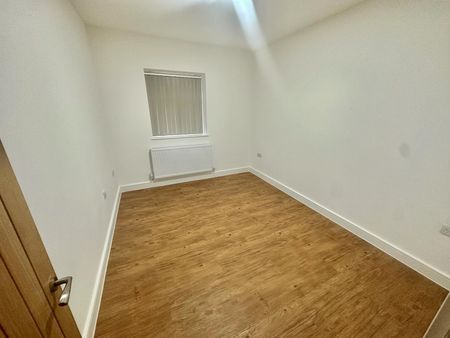 Bay Hall Common Road, Huddersfield - Photo 2