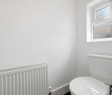2 bed Flat To Let - Photo 6