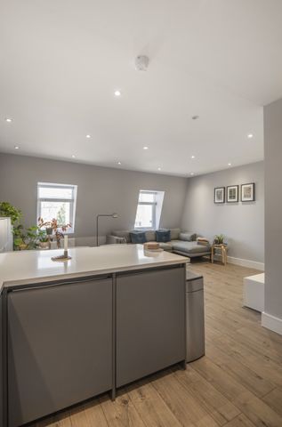 York Road, Battersea, London, SW11 - Photo 2