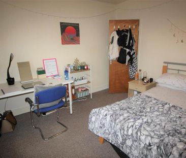 4 bedroom end of terrace house to rent - Photo 3