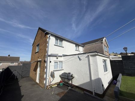 3 bedroom semi-detached house to rent - Photo 5