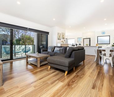 Chic & Modern Double Level Home - Photo 3