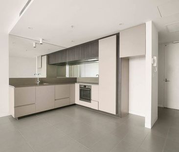 Modern Apartment with City Views in Prime Location - Photo 2