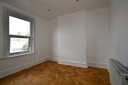 2 Bed Flat, Northbrook Road, IG1 - Photo 2