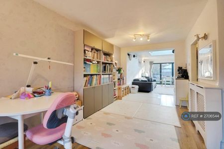 3 bedroom semi-detached house to rent - Photo 4