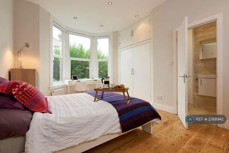 3 bedroom flat to rent - Photo 3