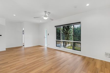 SPACIOUS FAMILY HOME IN SOUGHT AFTER EDMONTON! - Photo 2