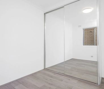 Conveniently Located & Refurbished Two Bedroom Apartment - Photo 3