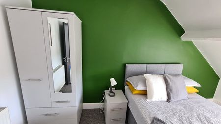 The Crescent, Bangor, LL57 - Photo 3