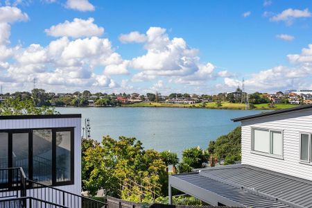 Stunning Architectural Home w/ Lagoon Views - Photo 5