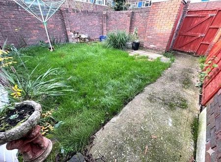 Mayfield Road, Farnborough, GU14 - Photo 2