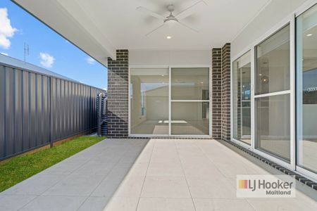 "Spacious Family Home" - Photo 4