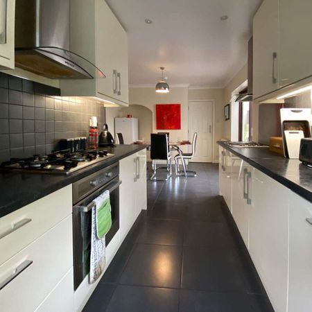 🚨Walking Distance To Cressex Business Park🚨 Room 4 - Photo 3