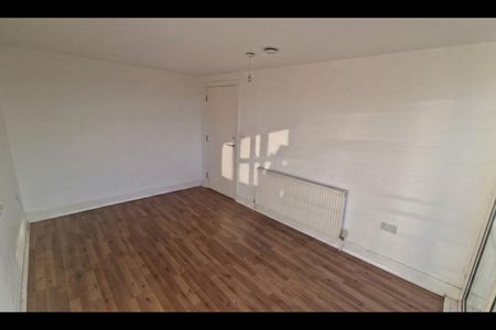 2 Bed Flat, North End, CR0 - Photo 4