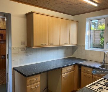 3 bedroom semi-detached house to rent - Photo 6